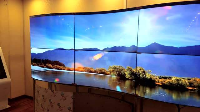 OLED柔性弧形拼接屏曲率最大可以到多少？