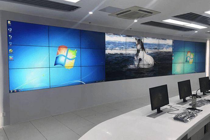 液晶拼接屏的亮度、對比度和色彩飽和度分別是多少？